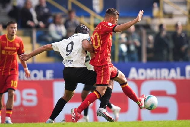 LecceÕs Ylber Ramadani fights for the ball with Parma s Mateo Pellegrino Casalanguida during the Serie A soccer match between Parma and Lecce at Ennio Tardini Stadium in Parma, North Italy, Saturday, October 4, 2025. Soccer  Copyright: xMassimoxPaolone LaPressex