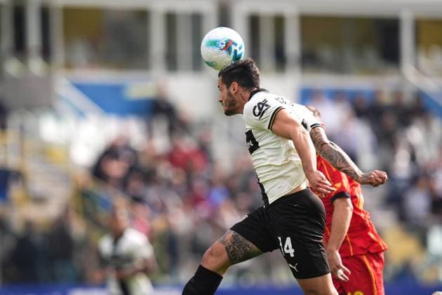 Parma s Emanuele Valeri fights for the ball with LecceÕs Ylber Ramadani during the Serie A soccer match between Parma and Lecce at Ennio Tardini Stadium in Parma, North Italy, Saturday, October 4, 2025. Soccer  Copyright: xMassimoxPaolone LaPressex
