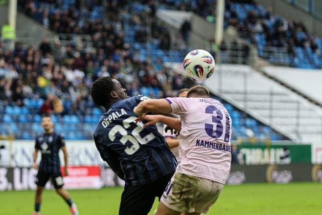 Kennedy Okpala (SV Waldhof Mannheim, 32) und Lukas Jonsson (VfL Osnabr?ck, 21) im Zweikampf beim SV Waldhof Mannheim - VfL Osnabrueck am 04.10.25 in Carl Benz Stadion, Mannheim xamx Foto: Alfio Marino