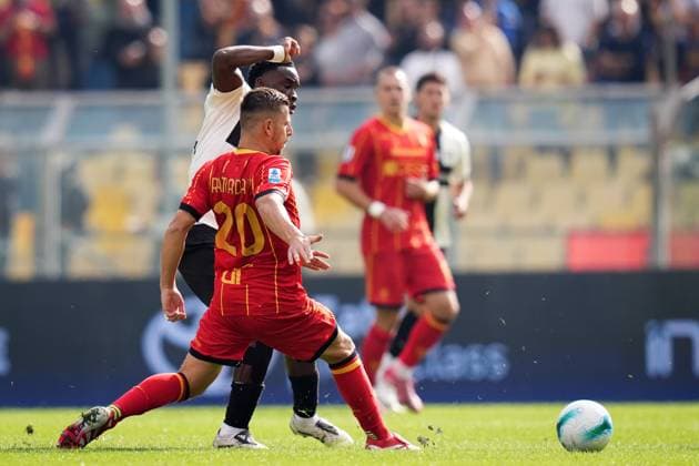 Parma s Lamine Mandela Keita fights for the ball with LecceÕs Ylber Ramadani during the Serie A soccer match between Parma and Lecce at Ennio Tardini Stadium in Parma, North Italy, Saturday, October 4, 2025. Soccer  Copyright: xMassimoxPaolone LaPressex