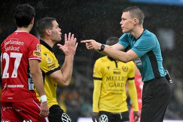 HÄLLEVIK, SWEDEN 20251004 Mjällby s Jacob Bergström discusses with referee Oscar Johnson during Saturday s Allsvenskan football match between Mjällby AIF and IF Elfsborg at Strandvallen in Hällevik. HÄLLEVIK SWEDEN x50090x Copyright: xJohanxNilsson TTx ALLSWEDEN MJÄLLBY-ELFSBORG
