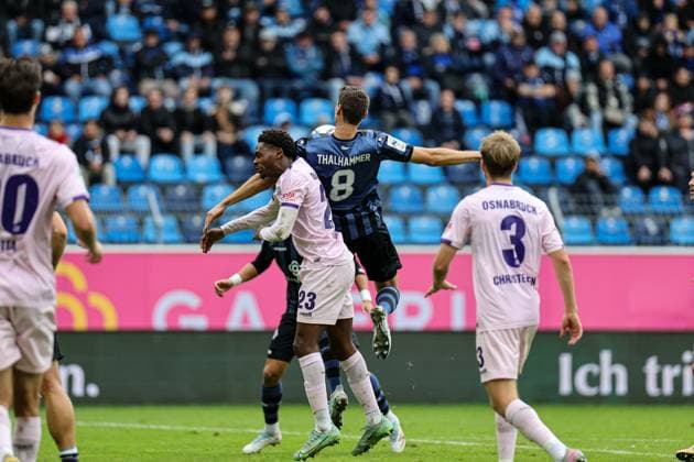 Maximilian Thalhammer (SV Waldhof Mannheim, 8) am Ball Tony Rudy Lesueur (VfL Osnabr?ck, 23) hinter ihm beim SV Waldhof Mannheim - VfL Osnabrueck am 04.10.25 in Carl Benz Stadion, Mannheim xamx Foto: Alfio Marino