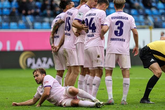 Lars Kehl (VfL Osnabr?ck, 18) hinter der Mauer beim Freistoss für den SV Waldhof Mannheim beim SV Waldhof Mannheim - VfL Osnabrueck am 04.10.25 in Carl Benz Stadion, Mannheim xamx Foto: Alfio Marino