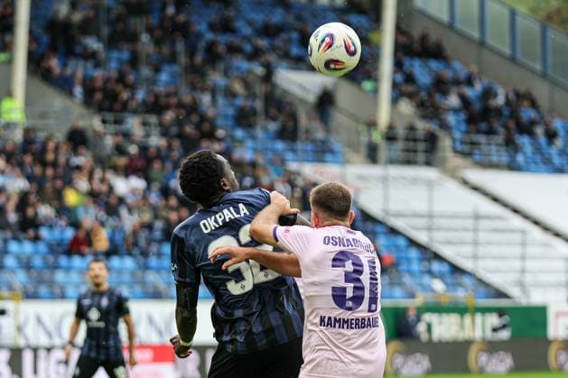 Kennedy Okpala (SV Waldhof Mannheim, 32) und Lukas Jonsson (VfL Osnabr?ck, 21) im Zweikampf beim SV Waldhof Mannheim - VfL Osnabrueck am 04.10.25 in Carl Benz Stadion, Mannheim xamx Foto: Alfio Marino