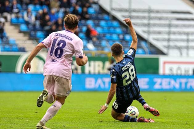 Sport Bilder des Tages Michel Diego (SV Waldhof Mannheim, 28) am Ball beim SV Waldhof Mannheim - VfL Osnabrueck am 04.10.25 in Carl Benz Stadion, Mannheim xamx Foto: Alfio Marino