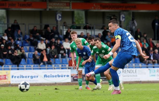 BAU 04.10.2025 Freiberg am Neckar Fußball SGV Freiberg vs. FC 08 Homburg, Torschütze Gal Grobelnik (Freiberg) schießt per Elfmeter das Tor zum 1:1