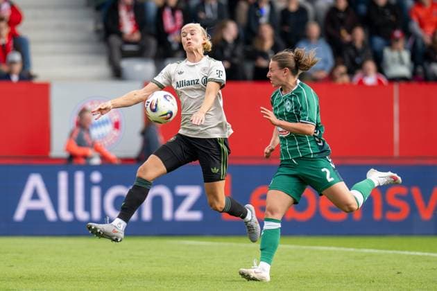 Pernille Harder 21 (FC Bayern Muenchen Frauen), Chiara d Angelo 2 (SV Werder Bremen), FC Bayern Frauen Muenchen - SV Werder Bremen, Google Pixel Frauenbundesliga, 5. Spieltag, 04.10.25 DFB regulations prohibit any use of photographs as image sequences and or quasi-video. (kolbert-press) Muenchen Bayern Deutschland