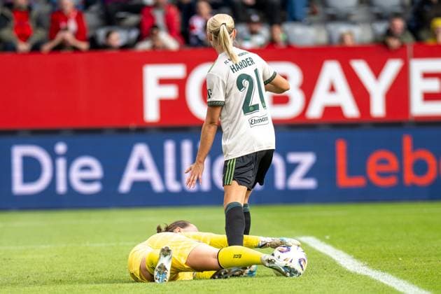 Pernille Harder 21 (FC Bayern Muenchen Frauen), Mariella El Sherif 39 (SV Werder Bremen), FC Bayern Frauen Muenchen - SV Werder Bremen, Google Pixel Frauenbundesliga, 5. Spieltag, 04.10.25 DFB regulations prohibit any use of photographs as image sequences and or quasi-video. (kolbert-press) Muenchen Bayern Deutschland