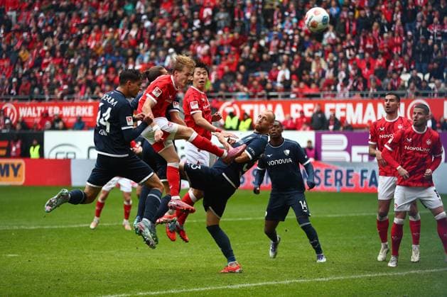 04.10.2025, xmohx, Fussball 2.Bundesliga, 1.FC Kaiserslautern - VfL Bochum v.l. Cajetan Lenz (VfL Bochum) Mika Haas (1. FC Kaiserslautern) (DFL DFB REGULATIONS PROHIBIT ANY USE OF PHOTOGRAPHS as IMAGE SEQUENCES and or QUASI-VIDEO) Kaiserslautern