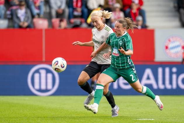 Pernille Harder 21 (FC Bayern Muenchen Frauen), Chiara d Angelo 2 (SV Werder Bremen), FC Bayern Frauen Muenchen - SV Werder Bremen, Google Pixel Frauenbundesliga, 5. Spieltag, 04.10.25 DFB regulations prohibit any use of photographs as image sequences and or quasi-video. (kolbert-press) Muenchen Bayern Deutschland