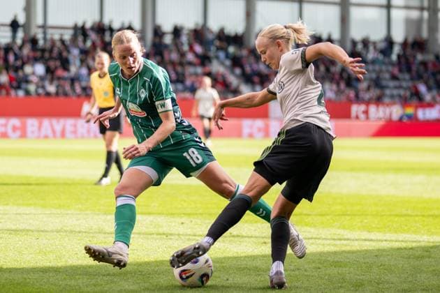 Lina Hausicke 18 (SV Werder Bremen) im Zweikampf mit Pernille Harder 21 (FC Bayern Muenchen Frauen), FC Bayern Frauen Muenchen - SV Werder Bremen, Google Pixel Frauenbundesliga, 5. Spieltag, 04.10.25 DFB regulations prohibit any use of photographs as image sequences and or quasi-video. (kolbert-press) Muenchen Bayern Deutschland
