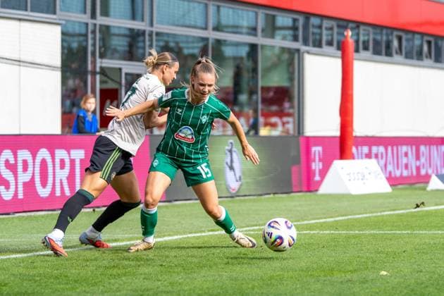Klara Bühl (17 FC Bayern) und Michelle Weiß (15 Bremen) in Aktion beim Google Pixel Frauen Bundesligaspiel FC Bayern München - SV Werder Bremen am 04.10.2025. München FC Bayern Campus Bayern Deutschland