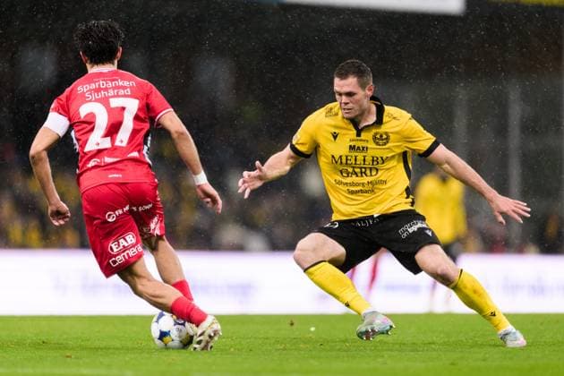 251004 Elfsborgs Besfort Zeneli och Mjällbys Jacob Bergström under fotbollsmatchen i Allsvenskan mellan Mjällby och Elfsborg den 4 oktober 2025 i Hällevik. Copyright: MATHILDAxSCHULER BB251004MA044
