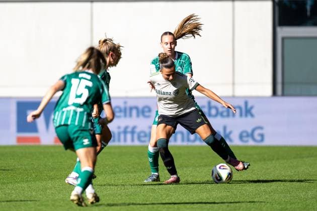 Arianna Caruso 27 (FC Bayern Muenchen Frauen) im Zweikampf, FC Bayern Frauen Muenchen - SV Werder Bremen, Google Pixel Frauenbundesliga, 5. Spieltag, 04.10.25 DFB regulations prohibit any use of photographs as image sequences and or quasi-video. (kolbert-press) Muenchen Bayern Deutschland