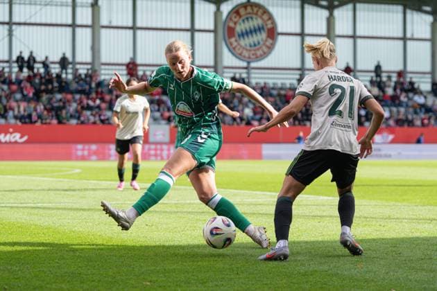 Lina Hausicke (18 Bremen) und Pernille Harder (21 Bayern) in Aktion beim Google Pixel Frauen Bundesligaspiel FC Bayern München - SV Werder Bremen am 04.10.2025. München FC Bayern Campus Bayern Deutschland