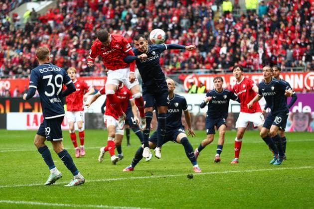 04.10.2025, xmohx, Fussball 2.Bundesliga, 1.FC Kaiserslautern - VfL Bochum v.l. Jan Elvedi (1. FC Kaiserslautern) Erhan Masovic (VfL Bochum) Zweikampf, Aktion, action, battle for the ball (DFL DFB REGULATIONS PROHIBIT ANY USE OF PHOTOGRAPHS as IMAGE SEQUENCES and or QUASI-VIDEO) Kaiserslautern