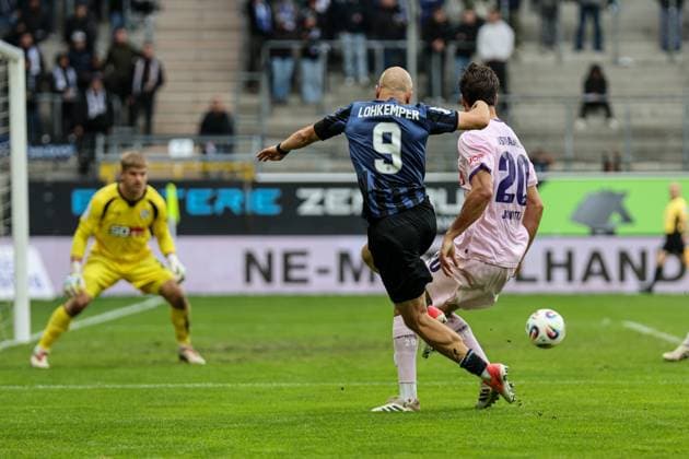 Felix Lohkemper (SV Waldhof Mannheim, 9) mit der hereingabe in den Strafraum beim SV Waldhof Mannheim - VfL Osnabrueck am 04.10.25 in Carl Benz Stadion, Mannheim xamx Foto: Alfio Marino