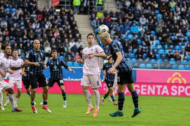 Julian Rieckmann (SV Waldhof Mannheim, 21) mit dem Kopfball beim SV Waldhof Mannheim - VfL Osnabrueck am 04.10.25 in Carl Benz Stadion, Mannheim xamx Foto: Alfio Marino