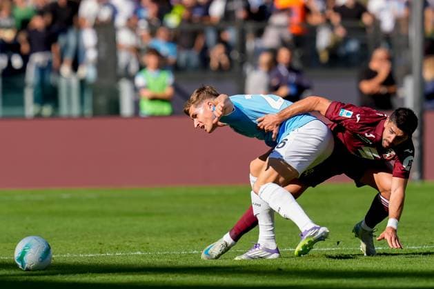 SS Lazio v Torino FC - Serie A Enilive Giovanni Simeone of Torino FC and Toma Basic of SS Lazio compete for the ball during the serie Serie A Enilive match between SS Lazio and Torino FC at Olimpico on October 4, 2025 in Rome, Italy Rome Stadio Olimpico Lazio Italy Copyright: xGiuseppexMaffiax 251004_SerieA_Lazio-Torino_7395