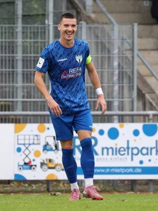 BAU 04.10.2025 Freiberg am Neckar Fußball SGV Freiberg vs. FC 08 Homburg, Torschütze Gal Grobelnik (Freiberg) jubelt nach seinem Tor zum 1:1