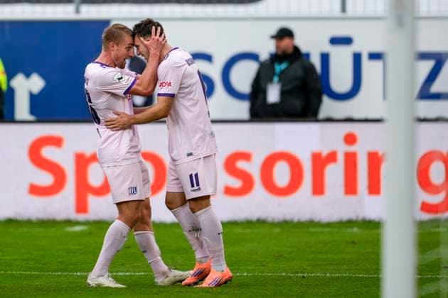 v.li.: Fridolin Wagner (Osnabrück, 26), Torschütze Robin Meißner (Meissner, Osnabrück, 11), Spieler vom VfL Osnabrück, jubeln über das Tor zum 1:2, Jubel, Torjubel, Torerfolg, celebrate the goal, goal, celebration, jubelt ueber das Tor, Freuen, Freude, freut sich, optimistisch, positiv, Spielszene, Highlight, Action, Aktion, 04.10.2025, Mannheim (Deutschland), Fussball, 3. Liga, SV Waldhof Mannheim - VfL Osnabrück, DFB DFL REGULATIONS PROHIBIT ANY USE OF PHOTOGRAPHS AS IMAGE SEQUENCES AND OR QUASI-VIDEO.