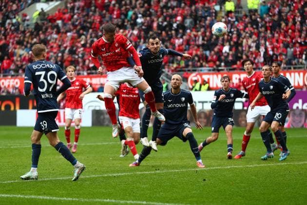 04.10.2025, xmohx, Fussball 2.Bundesliga, 1.FC Kaiserslautern - VfL Bochum v.l. Jan Elvedi (1. FC Kaiserslautern) Erhan Masovic (VfL Bochum) Zweikampf, Aktion, action, battle for the ball (DFL DFB REGULATIONS PROHIBIT ANY USE OF PHOTOGRAPHS as IMAGE SEQUENCES and or QUASI-VIDEO) Kaiserslautern