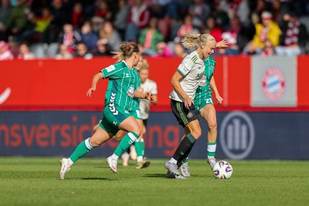 Pernille Harder (FC Bayern Muenchen, 21) mit Larissa Muehlhaus (SV Werder Bremen, 07), GER, FC Bayern Muenchen vs. SV Werder Bremen, Fussball, Google Pixel Frauen-Bundesliga, 5. Spieltag, Saison 2025 2026, 04.10.2025, DFL DFB REGULATIONS PROHIBIT ANY USE OF PHOTOGRAPHS as IMAGE SEQUENCES and or QUASI-VIDEO, GER, FC Bayern Muenchen vs. SV Werder Bremen, Fussball, Google Pixel Frauen-Bundesliga, 5. Spieltag, Saison 2025 2026, 04.10.2025 Muenchen Copyright: xEibner-Pressefoto JennixMaulx EP_JML