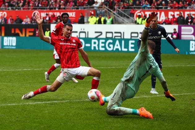 04.10.2025, xmohx, Fussball 2.Bundesliga, 1.FC Kaiserslautern - VfL Bochum v.l. Ivan Prtajin (1. FC Kaiserslautern) Timo Horn (VfL Bochum) Zweikampf, Aktion, action, battle for the ball (DFL DFB REGULATIONS PROHIBIT ANY USE OF PHOTOGRAPHS as IMAGE SEQUENCES and or QUASI-VIDEO) Kaiserslautern
