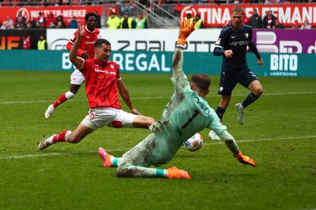 04.10.2025, xmohx, Fussball 2.Bundesliga, 1.FC Kaiserslautern - VfL Bochum v.l. Ivan Prtajin (1. FC Kaiserslautern) Timo Horn (VfL Bochum) Zweikampf, Aktion, action, battle for the ball (DFL DFB REGULATIONS PROHIBIT ANY USE OF PHOTOGRAPHS as IMAGE SEQUENCES and or QUASI-VIDEO) Kaiserslautern