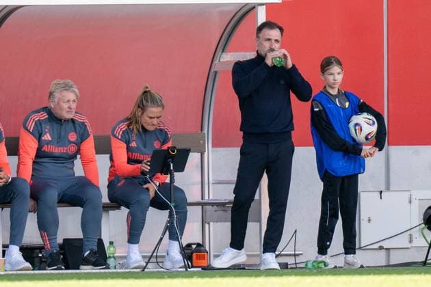 Cheftrainer Jose Barcala (FC Bayern Muenchen Frauen), FC Bayern Frauen Muenchen - SV Werder Bremen, Google Pixel Frauenbundesliga, 5. Spieltag, 04.10.25 DFB regulations prohibit any use of photographs as image sequences and or quasi-video. (kolbert-press) Muenchen Bayern Deutschland