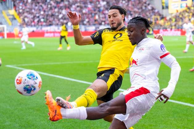 Sport Bilder des Tages 04.10.2025: Fußball: Borussia Dortmund - RB Leipzig, 6. Spieltag im Signal-Iduna-Park. Ramy Bensebaini (Borussia Dortmund) (l) und Johan Bakayoko (RB Leipzig) kämpfen um den Ball. WICHTIGER HINWEIS: Gemäß den Vorgaben der DFL und des DFB ist es untersagt, in dem Stadion und oder vom Spiel angefertigte Fotoaufnahmen in Form von Sequenzbildern und oder videoähnlichen Fotostrecken zu verwerten bzw. verwerten zu lassen. *** 04 10 2025 Football Borussia Dortmund RB Leipzig, Matchday 6 at Signal Iduna Park Ramy Bensebaini Borussia Dortmund l and Johan Bakayoko RB Leipzig fight for the ball IMPORTANT NOTE In accordance with the regulations of the DFL and the DFB, it is prohibited to use or have used photographs taken in the stadium and or of the match in the form of sequential images and or video-like photo series Copyright: xDavidxInderliedx