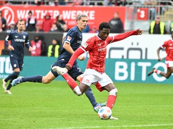 Fussball - 2. Bundesliga - Saison 2025 26 1. FC Kaiserslautern 04.10.2025 Fritz-Walter-Stadion 1. FC Kaiserslautern (fck) - VfL Bochum (bo) 3:2 Faride ALIDOU (1. FC Kaiserslautern), vorne - Noah LOOSLI (VfL Bochum) 1. FC Kaiserslautern