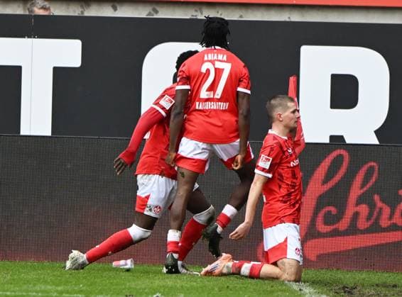 Fussball - 2. Bundesliga - Saison 2025 26 1. FC Kaiserslautern 04.10.2025 Fritz-Walter-Stadion 1. FC Kaiserslautern (fck) - VfL Bochum (bo) 3:2 Paul JOLY(1. FC Kaiserslautern), re, erzielte das 3:1 1. FC Kaiserslautern