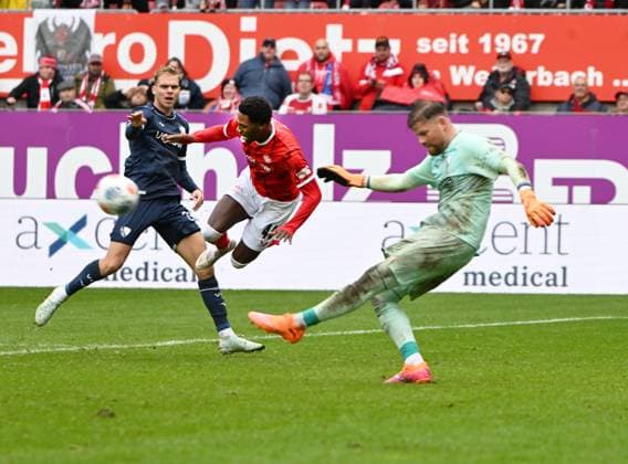 Fussball - 2. Bundesliga - Saison 2025 26 1. FC Kaiserslautern 04.10.2025 Fritz-Walter-Stadion 1. FC Kaiserslautern (fck) - VfL Bochum (bo) 3:2 V.li: Leandro MORGALLA (VfL Bochum), Faride ALIDOU (1. FC Kaiserslautern), Torwart Timo HORN (VfL Bochum) 1. FC Kaiserslautern
