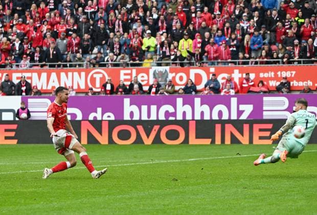 Fussball - 2. Bundesliga - Saison 2025 26 1. FC Kaiserslautern 04.10.2025 Fritz-Walter-Stadion 1. FC Kaiserslautern (fck) - VfL Bochum (bo) 3:2 Ivan PRTAJIN (1. FC Kaiserslautern), li, erzielt das 2:1, re: Torwart Timo HORN (VfL Bochum) 1. FC Kaiserslautern