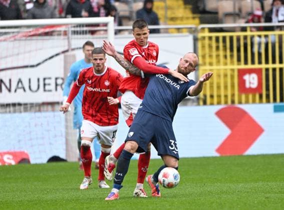Fussball - 2. Bundesliga - Saison 2025 26 1. FC Kaiserslautern 04.10.2025 Fritz-Walter-Stadion 1. FC Kaiserslautern (fck) - VfL Bochum (bo) 3:2 Fabian KUNZE (1. FC Kaiserslautern), li - Philipp HOFMANN (VfL Bochum) 1. FC Kaiserslautern