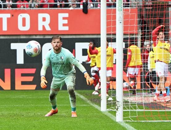 Fussball - 2. Bundesliga - Saison 2025 26 1. FC Kaiserslautern 04.10.2025 Fritz-Walter-Stadion 1. FC Kaiserslautern (fck) - VfL Bochum (bo) 3:2 Torwart Timo HORN (VfL Bochum) 1. FC Kaiserslautern