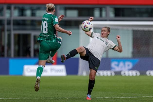 v.li.: Lina Hausicke (SV Werder Bremen, 18) und Georgia Stanway (FC Bayern München, 31) im Zweikampf, Duell, Dynamik, Aktion, Action, Spielszene, DIE DFB-RICHTLINIEN UNTERSAGEN JEGLICHE NUTZUNG VON FOTOS ALS SEQUENZBILDER UND ODER VIDEOÄHNLICHE FOTOSTRECKEN. DFB REGULATIONS PROHIBIT ANY USE OF PHOTOGRAPHS AS IMAGE SEQUENCES AND OR QUASI-VIDEO., 04.10.2025, München (Deutschland), Fussball, Google Pixel Frauen-Bundesliga, FC Bayern München - SV Werder Bremen