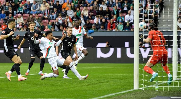 04.10.2025, xemx, Fussball 1.Bundesliga, FC Augsburg - VfL Wolfsburg v.l. Noahkai Banks (FC Augsburg) Goal scored, erziehlt das Tor zum 1:0 (DFL DFB REGULATIONS PROHIBIT ANY USE OF PHOTOGRAPHS as IMAGE SEQUENCES and or QUASI-VIDEO) Augsburg