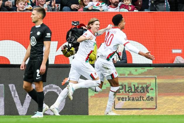 Tor fuer Augsburg 1:0 durch Noahkai Banks (FC Augsburg 40) Jubel im Team. Kristijan Jakic (FC Augsburg 17) GER, FC Augsburg vs. VfL Wolfsburg, 1.Bundesliga Fussball, 06. Spieltag, Saison 2025 2026, 04.10.2025 DFB DFL REGULATIONS PROHIBIT ANY USE OF PHOTOGRAPHS AS IMAGE SEQUENCES AND OR QUASI-VIDEO GER, FC Augsburg vs. VfL Wolfsburg, 1.Bundesliga Fussball, 06. Spieltag, Saison 2025 2026, 04.10.2025 Augsburg Copyright: xEibner-Pressefoto RogerxBuerkex EP_RBE