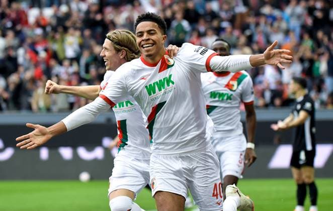 04.10.2025, xemx, Fussball 1.Bundesliga, FC Augsburg - VfL Wolfsburg v.l. Noahkai Banks (FC Augsburg) Jubel, Torjubel, celebrate the goal, jubelt ueber das Tor zum 1:0 (DFL DFB REGULATIONS PROHIBIT ANY USE OF PHOTOGRAPHS as IMAGE SEQUENCES and or QUASI-VIDEO) Augsburg