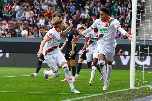 Torjubel von Kristijan Jakic 17 (FC Augsburg), Noahkai Banks 40 (FC Augsburg) zum 1:0, FC Augsburg vs. VfL Wolfsburg, Fussball, 1. Bundesliga, 6. Spieltag, 04.10.2025 DFB regulations prohibit any use of photographs as image sequences and or quasi-video Augsburg Bayern Deutschland