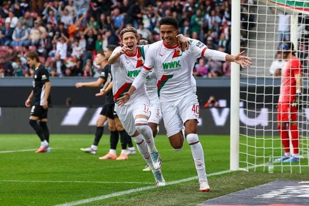 Torjubel von Kristijan Jakic 17 (FC Augsburg), Noahkai Banks 40 (FC Augsburg) zum 1:0, FC Augsburg vs. VfL Wolfsburg, Fussball, 1. Bundesliga, 6. Spieltag, 04.10.2025 DFB regulations prohibit any use of photographs as image sequences and or quasi-video Augsburg Bayern Deutschland