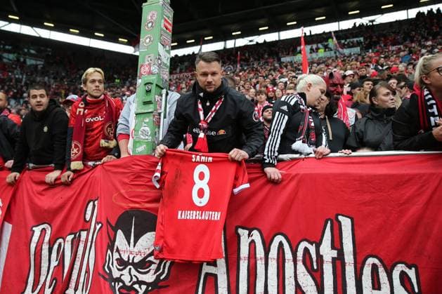 04.10.2025, xmohx, Fussball 2.Bundesliga, 1.FC Kaiserslautern - VfL Bochum v.l. Jubel, Freude über den Sieg Emotionen, Fans, Stimmung, Fahnen, Logo, 1. FC Kaiserslautern, rot weiss, teufel fkl (DFL DFB REGULATIONS PROHIBIT ANY USE OF PHOTOGRAPHS as IMAGE SEQUENCES and or QUASI-VIDEO) Kaiserslautern