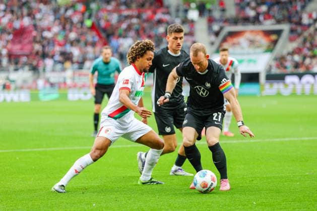 Maximilian Arnold (27, VfL Wolfsburg) und Han-Noah Massengo (4, FC Augsburg) beim Spiel zwischen FC Augsburg v VfL Wolfsburg, Fußball, Herren, Bundesliga, 2025 2026, 6.Spieltag am 04.10.2025 in Augsburg, WWK-Arena. DFL and DFB regulations prohibit any use of photographs as image sequences and or quasi-video. Bayern Deutschland