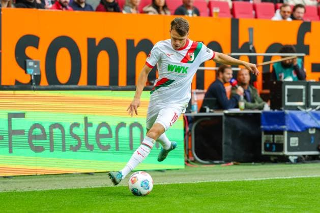 Robin Fellhauer (19, FC Augsburg) beim Spiel zwischen FC Augsburg v VfL Wolfsburg, Fußball, Herren, Bundesliga, 2025 2026, 6.Spieltag am 04.10.2025 in Augsburg, WWK-Arena. DFL and DFB regulations prohibit any use of photographs as image sequences and or quasi-video. Bayern Deutschland
