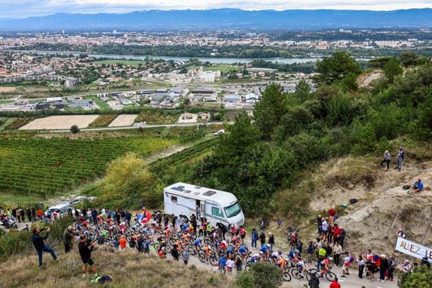 Sport Bilder des Tages The pack of riders pictured in action during the 116,1 km road race of the Women Elite category at the UEC road European cycling championships, Saturday 04 October 2025, in Loriol-sur-Drome, France. The European cycling championships Drome-Ardeche takes place from 1 to 5 October. DAVIDxPINTENS  x136052989x