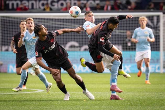 DFL: Bayer 04 Leverkusen - 1. FC Union Berlin, 04.10.2025 Loic Bade (Bayer 04 Leverkusen, 5), Andrej Ilic (1. FC Union Berlin, 23), in der Luft Ezequiel Fernandez (Bayer 04 Leverkusen, 6); Bayer 04 Leverkusen - 1. FC Union Berlin an Spieltag 6 der 1. Fußball-Bundesliga am 04.10.2025 in der BayArena in Leverkusen. DIE DFL-VORSCHRIFTEN VERBIETEN JEDE VERWENDUNG VON FOTOS ALS BILDSEQUENZEN UND ODER QUASI-VIDEO. ; Bayer 04 Leverkusen - 1. FC Union Berlin on Matchday 6 of the 1. Bundesliga on 04.10.2025 at the BayArena in Leverkusen. DFL REGULATIONS PROHIBIT ANY USE OF PHOTOGRAPHS AS IMAGE SEQUENCES AND OR QUASI-VIDEO. Copyright: xBEAUTIFULxSPORTS AxelxKohringx