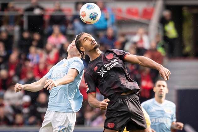 DFL: Bayer 04 Leverkusen - 1. FC Union Berlin, 04.10.2025 Andras Schäfer (1. FC Union Berlin, 13) und Loic Bade (Bayer 04 Leverkusen, 5) beim Kopfball; Bayer 04 Leverkusen - 1. FC Union Berlin an Spieltag 6 der 1. Fußball-Bundesliga am 04.10.2025 in der BayArena in Leverkusen. DIE DFL-VORSCHRIFTEN VERBIETEN JEDE VERWENDUNG VON FOTOS ALS BILDSEQUENZEN UND ODER QUASI-VIDEO. ; Bayer 04 Leverkusen - 1. FC Union Berlin on Matchday 6 of the 1. Bundesliga on 04.10.2025 at the BayArena in Leverkusen. DFL REGULATIONS PROHIBIT ANY USE OF PHOTOGRAPHS AS IMAGE SEQUENCES AND OR QUASI-VIDEO. Copyright: xBEAUTIFULxSPORTS AxelxKohringx