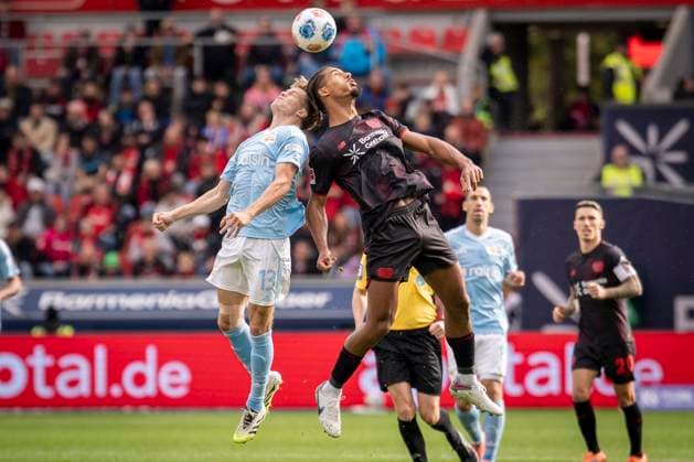 DFL: Bayer 04 Leverkusen - 1. FC Union Berlin, 04.10.2025 Andras Schäfer (1. FC Union Berlin, 13) und Loic Bade (Bayer 04 Leverkusen, 5) beim Kopfball; Bayer 04 Leverkusen - 1. FC Union Berlin an Spieltag 6 der 1. Fußball-Bundesliga am 04.10.2025 in der BayArena in Leverkusen. DIE DFL-VORSCHRIFTEN VERBIETEN JEDE VERWENDUNG VON FOTOS ALS BILDSEQUENZEN UND ODER QUASI-VIDEO. ; Bayer 04 Leverkusen - 1. FC Union Berlin on Matchday 6 of the 1. Bundesliga on 04.10.2025 at the BayArena in Leverkusen. DFL REGULATIONS PROHIBIT ANY USE OF PHOTOGRAPHS AS IMAGE SEQUENCES AND OR QUASI-VIDEO. Copyright: xBEAUTIFULxSPORTS AxelxKohringx